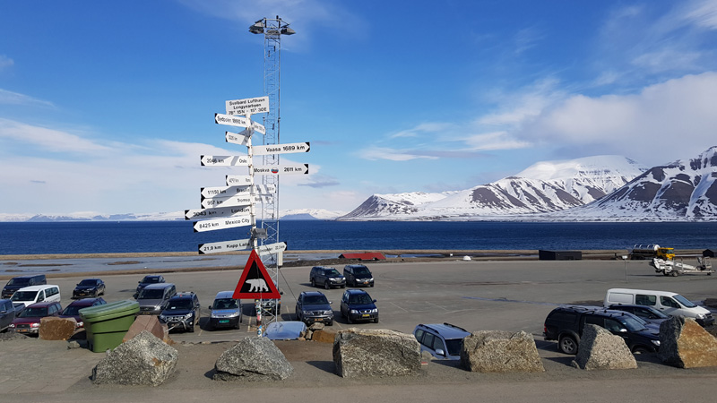 Besk en isgrotta med bandvagn, hemfrd